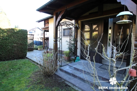 BERK Immobilien – Großzügiges 1–2 Familienhaus mit Loggia, Garten & PV-Anlage, Toplage AB-Damm - Hauseingang (118813)