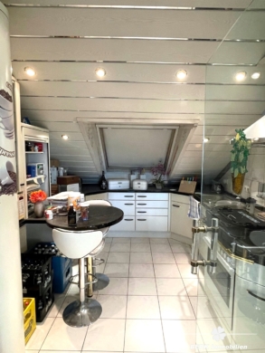 BERK Immobilien – Großzügiges 1–2 Familienhaus mit Loggia, Garten & PV-Anlage, Toplage AB-Damm - Küche Dachgeschoss (117108)