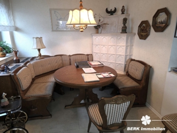 BERK Immobilien – Großzügiges 1–2 Familienhaus mit Loggia, Garten & PV-Anlage, Toplage AB-Damm - Essbereich mit Kachelofen EG (117112)