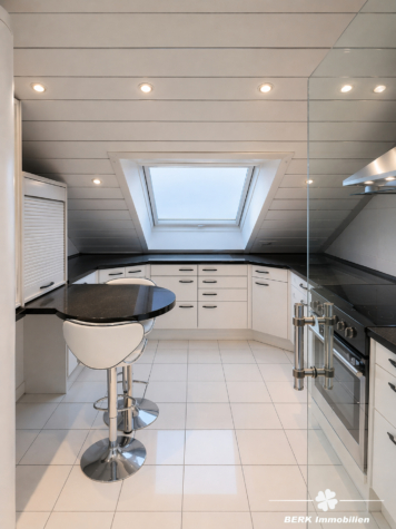 BERK Immobilien – Großzügiges 1–2 Familienhaus mit Loggia, Garten & PV-Anlage, Toplage AB-Damm - Küche DG (118818)