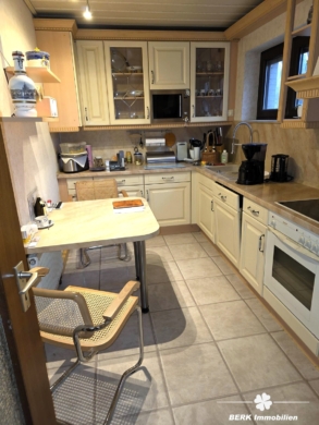 BERK Immobilien – Großzügiges 1–2 Familienhaus mit Loggia, Garten & PV-Anlage, Toplage AB-Damm - Küche Erdgeschoss (117107)