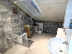 Bad im Dachgeschoss - BERK Immobilien – Großzügiges 1–2 Familienhaus mit Loggia, Garten & PV-Anlage, Toplage AB-Damm