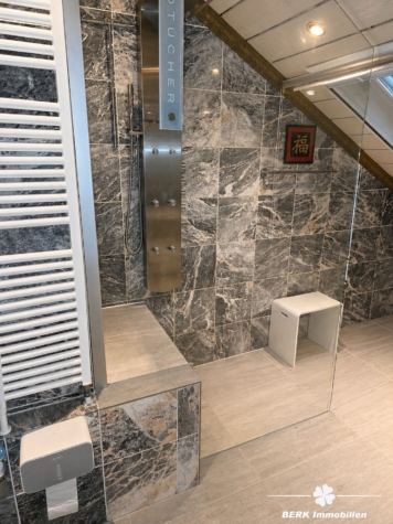 BERK Immobilien – Großzügiges 1–2 Familienhaus mit Loggia, Garten & PV-Anlage, Toplage AB-Damm - Bódentiefe Dusche mit Sitzbank (121518)