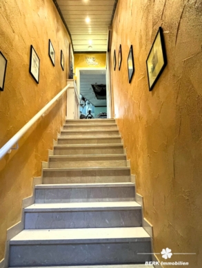 BERK Immobilien – Großzügiges 1–2 Familienhaus mit Loggia, Garten & PV-Anlage, Toplage AB-Damm - Treppe ins DG (117118)