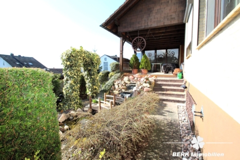 BERK Immobilien – Großzügiges 1–2 Familienhaus mit Loggia, Garten & PV-Anlage, Toplage AB-Damm - Terrasse mit Wasserfall (118814)