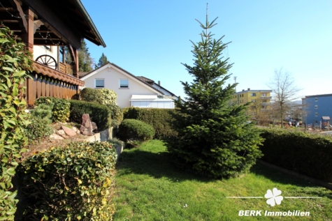 BERK Immobilien – Großzügiges 1–2 Familienhaus mit Loggia, Garten & PV-Anlage, Toplage AB-Damm - Vorgarten (118811)