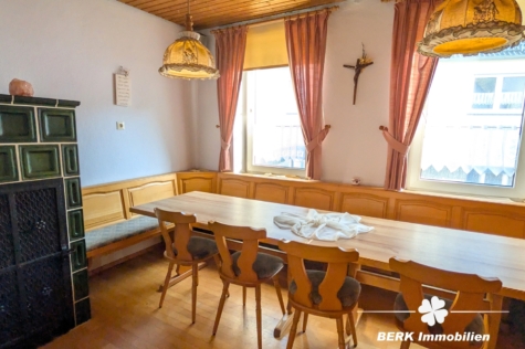 BERK Immobilien – Historisches Gebäude mit Gastgewerbe und Wohnung in Leidersbach - Kaminzimmer (126640)
