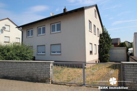 BERK Immobilien – Kernsaniertes Zweifamilienhaus mit großem Garten und Ausbaupotenzial - Hausansicht rechts - KI optimiert (125920)