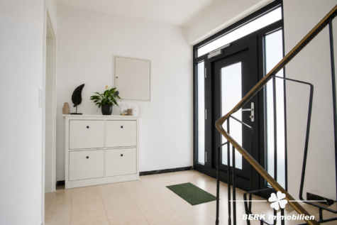 BERK Immobilien – Kernsaniertes Zweifamilienhaus mit großem Garten und Ausbaupotenzial - EG Eingangsbereich (125921)