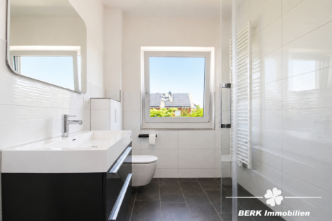 BERK Immobilien – Kernsaniertes Zweifamilienhaus mit großem Garten und Ausbaupotenzial - OG Badezimmer (125926)