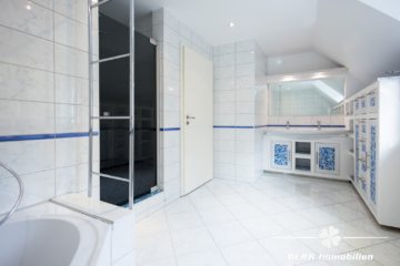 BERK Immobilien – Traumhafte 5-Zimmer Maisonette Wohnung in bevorzugter Lage von Schaafheim/ Radheim - Badezimmer (111694)
