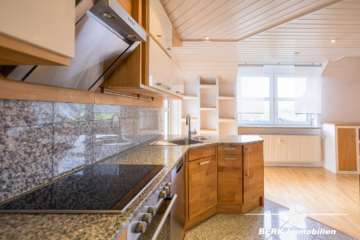 BERK Immobilien – Traumhafte 5-Zimmer Maisonette Wohnung in bevorzugter Lage von Schaafheim/ Radheim - Küche (111706)