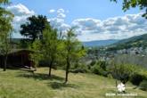 Garten mit Gartenhaus - BERK Immobilien – Gartenparadies am Waldrand mit gigantischem Ausblick – Haus in TE in Laudenbach