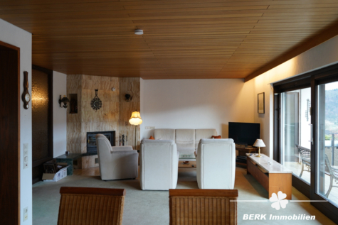 BERK Immobilien – Gartenparadies am Waldrand mit gigantischem Ausblick – Haus in TE in Laudenbach - Wohnzimmer (122112)