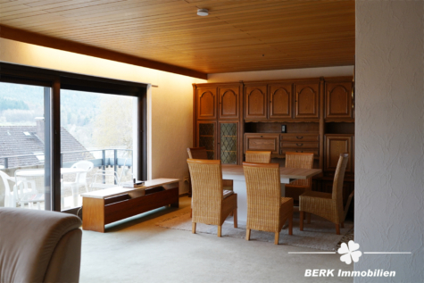 BERK Immobilien – Gartenparadies am Waldrand mit gigantischem Ausblick – Haus in TE in Laudenbach - Wohnzimmer (122114)
