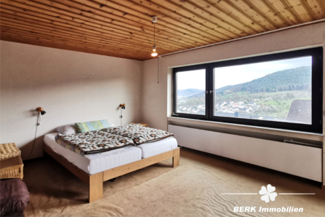 BERK Immobilien – Gartenparadies am Waldrand mit gigantischem Ausblick – Haus in TE in Laudenbach - Schlafzimmer (122120)