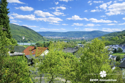 BERK Immobilien – Gartenparadies am Waldrand mit gigantischem Ausblick – Haus in TE in Laudenbach - Ausblick Fenster Kinderzimmer (122126)