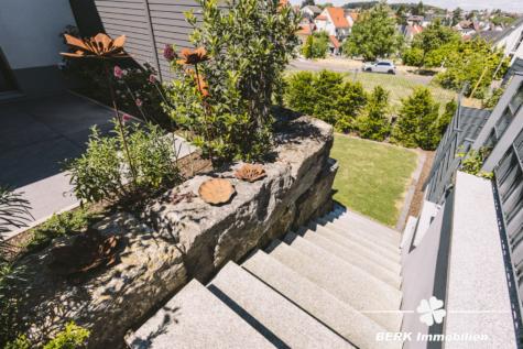 BERK Immobilien – Moderne Doppelhaushälfte mit hochwertiger Ausstattung in ruhiger Bestlage von Haibach-Grünmorsbach - Abgang Garten (125484)