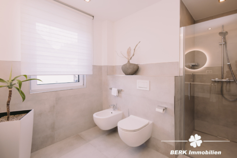 BERK Immobilien – Moderne Doppelhaushälfte mit hochwertiger Ausstattung in ruhiger Bestlage von Haibach-Grünmorsbach - Bad OG (125480)
