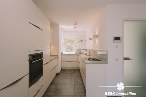BERK Immobilien – Moderne Doppelhaushälfte mit hochwertiger Ausstattung in ruhiger Bestlage von Haibach-Grünmorsbach - Küche EG (125476)