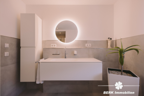 BERK Immobilien – Moderne Doppelhaushälfte mit hochwertiger Ausstattung in ruhiger Bestlage von Haibach-Grünmorsbach - Bad OG (125479)
