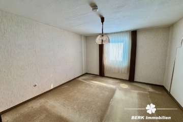 BERK Immobilien – Ländliches Anwesen mit Scheune, Garagen und viel Potenzial in Schippach - Büro (117434)