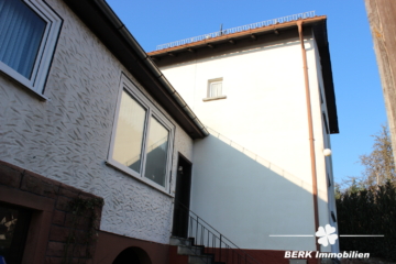 BERK Immobilien – Ländliches Anwesen mit Scheune, Garagen und viel Potenzial in Schippach - Seitenansicht (117428)