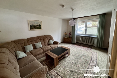 BERK Immobilien – Ländliches Anwesen mit Scheune, Garagen und viel Potenzial in Schippach - Wohnzimmer EG (117437)