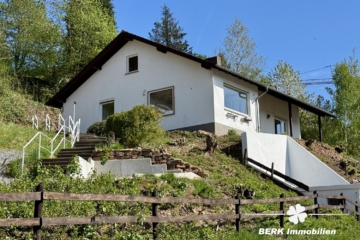 BERK Immobilien – Charmantes Einfamilienhaus in idyllischer Hanglage von Rothenbuch - Außenansicht (104516)