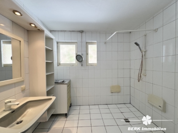 BERK Immobilien – Charmantes Einfamilienhaus in idyllischer Hanglage von Rothenbuch - Bad (104528)