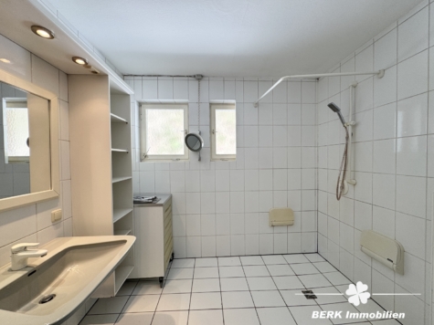 RESERVIERT – BERK Immobilien – Charmantes Einfamilienhaus in idyllischer Hanglage von Rothenbuch - Bad (117670)