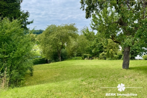 BERK Immobilien – attraktives Baugrundstück mit leichter Hanglage - Baugrundstück (117076)