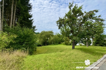 BERK Immobilien – attraktives Baugrundstück mit leichter Hanglage - Baugrundstück (105114)