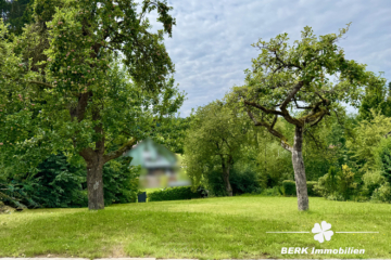 BERK Immobilien – attraktives Baugrundstück mit leichter Hanglage - Baugrundstück (105116)