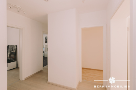 BERK Immobilien – Maisonettewohnung zentral gelegen mit besonderer Privatsphäre und Blick ins Grüne - Flur (127161)