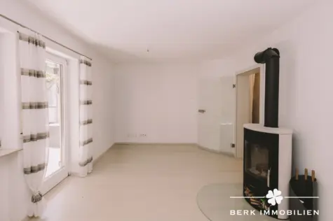BERK Immobilien – Maisonettewohnung zentral gelegen mit besonderer Privatsphäre und Blick ins Grüne - Wohnzimmer (130735)