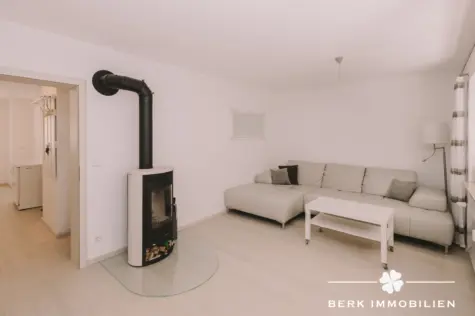 BERK Immobilien – Maisonettewohnung zentral gelegen mit besonderer Privatsphäre und Blick ins Grüne - Wohnzimmer (130734)