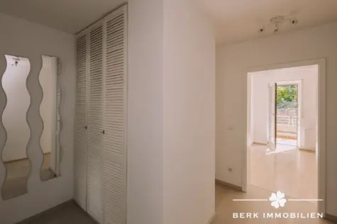 BERK Immobilien – Maisonettewohnung zentral gelegen mit besonderer Privatsphäre und Blick ins Grüne - Flur (130747)