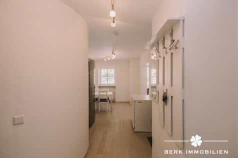 BERK Immobilien – Maisonettewohnung zentral gelegen mit besonderer Privatsphäre und Blick ins Grüne - Flur (127153)