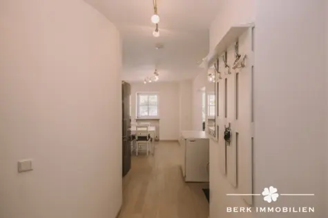 BERK Immobilien – Maisonettewohnung zentral gelegen mit besonderer Privatsphäre und Blick ins Grüne - Flur (130738)
