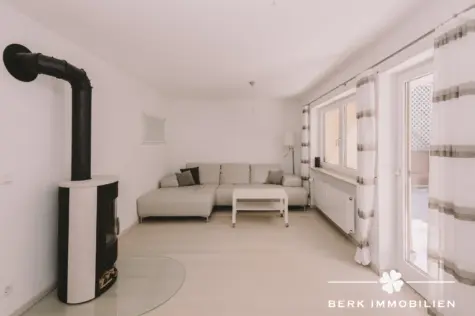 BERK Immobilien – Maisonettewohnung zentral gelegen mit besonderer Privatsphäre und Blick ins Grüne - Wohnzimmer (131086)