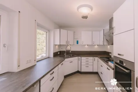 BERK Immobilien – Maisonettewohnung zentral gelegen mit besonderer Privatsphäre und Blick ins Grüne - Küche (130731)