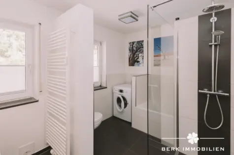 BERK Immobilien – Maisonettewohnung zentral gelegen mit besonderer Privatsphäre und Blick ins Grüne - Badezimmer (130744)