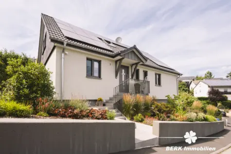 BERK Immobilien – Stilvoll kernsaniertes Einfamilienhaus in ruhiger Lage von Grünmorsbach - Frontansicht (131430)