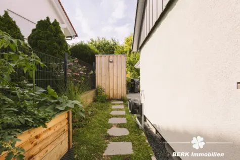 BERK Immobilien – Stilvoll kernsaniertes Einfamilienhaus in ruhiger Lage von Grünmorsbach - Seitlicher Durchgang (131434)
