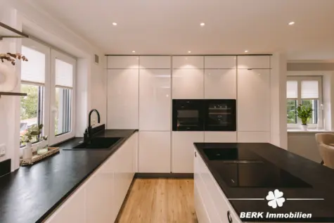 BERK Immobilien – Stilvoll kernsaniertes Einfamilienhaus in ruhiger Lage von Grünmorsbach - Küche EG (131439)
