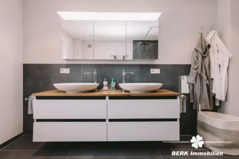 BERK Immobilien – Stilvoll kernsaniertes Einfamilienhaus in ruhiger Lage von Grünmorsbach - Bad EG (131444)