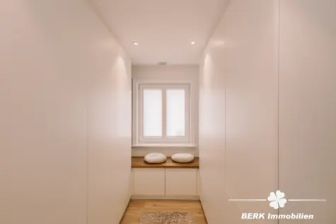 BERK Immobilien – Stilvoll kernsaniertes Einfamilienhaus in ruhiger Lage von Grünmorsbach - Ankleide EG (131446)