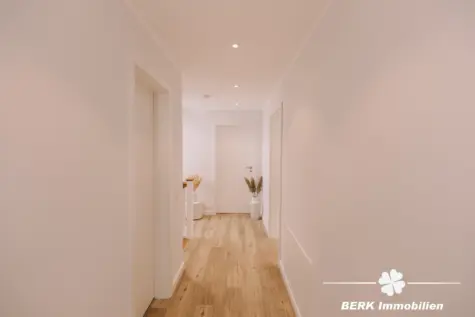 BERK Immobilien – Stilvoll kernsaniertes Einfamilienhaus in ruhiger Lage von Grünmorsbach - Flur OG (131450)