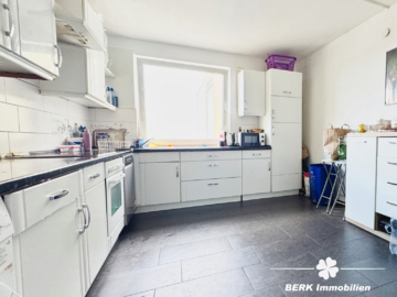 BERK Immobilien – Großzügige Eigentumswohnung mit Weitblick und TG-Stellplatz - Küche (106251)